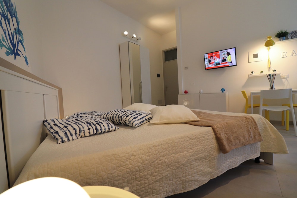 Casa Maya Modern Open-space Apartment Steps From Otrantos Seafront
