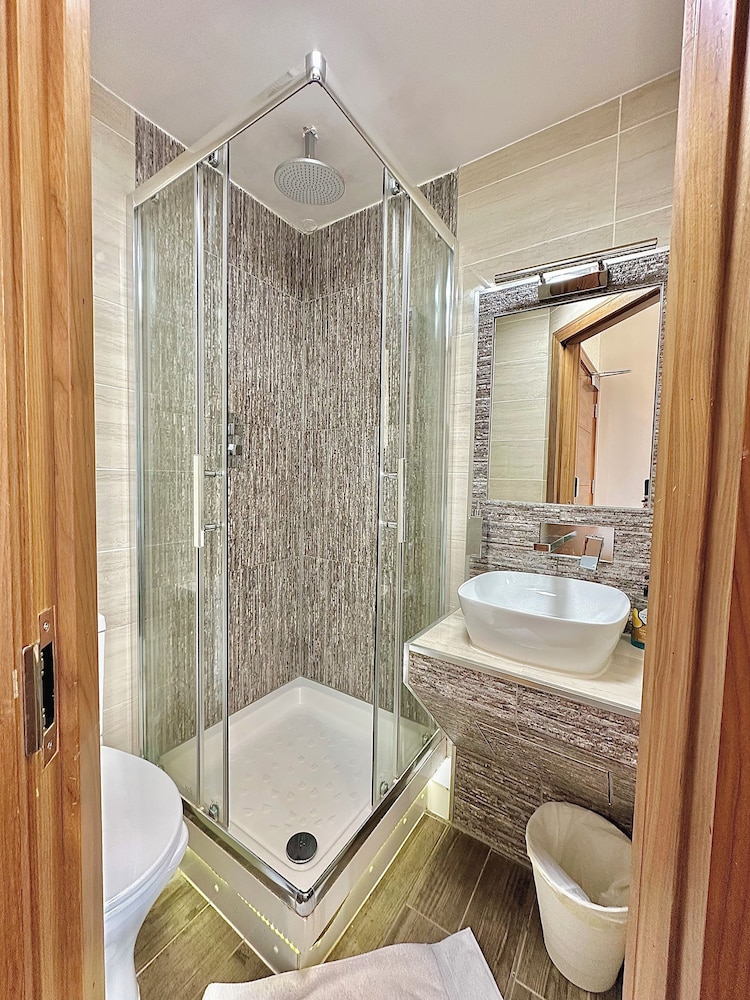 205 Earls Court