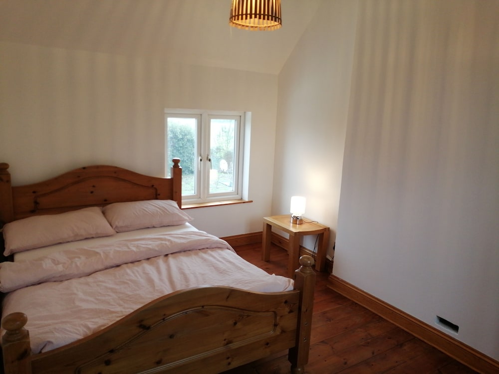 4 Bed House - Sleeps 10 - Pets - Parking - Wifi view 3