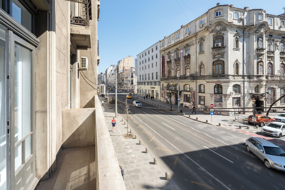 Refined & Spacious 3-Bedroom Flat Near Cismigiu, Balcony with Boulevard Views