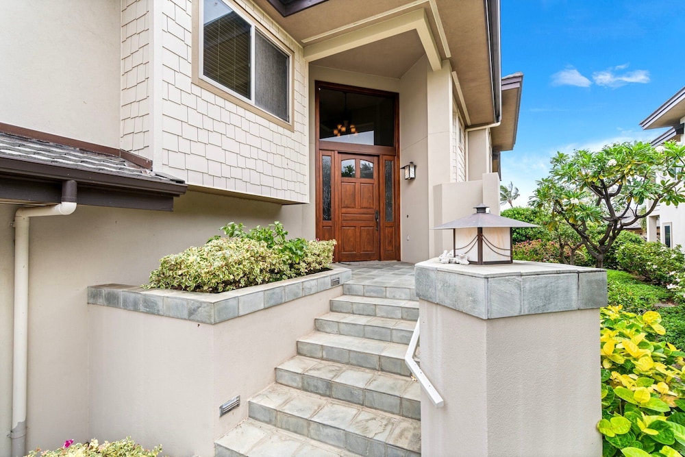 Close to Beaches & Restaurants - Spacious Townhome - Concierge Incl- Vrkcv