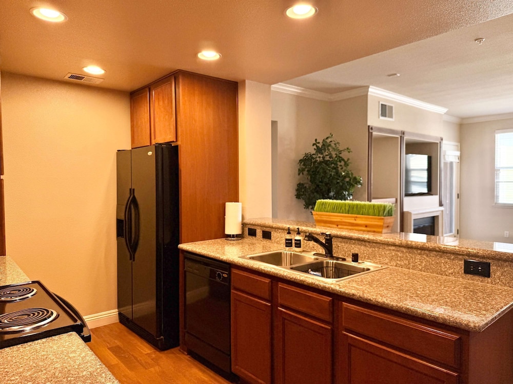 New Elegant 1BR Retreat Heated Pool Gym Sauna