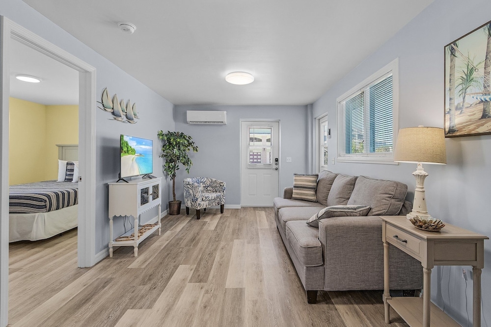 815 Third Street Escape: 2bd Cottage, Close To Restaurants! 2 Bedroom Home