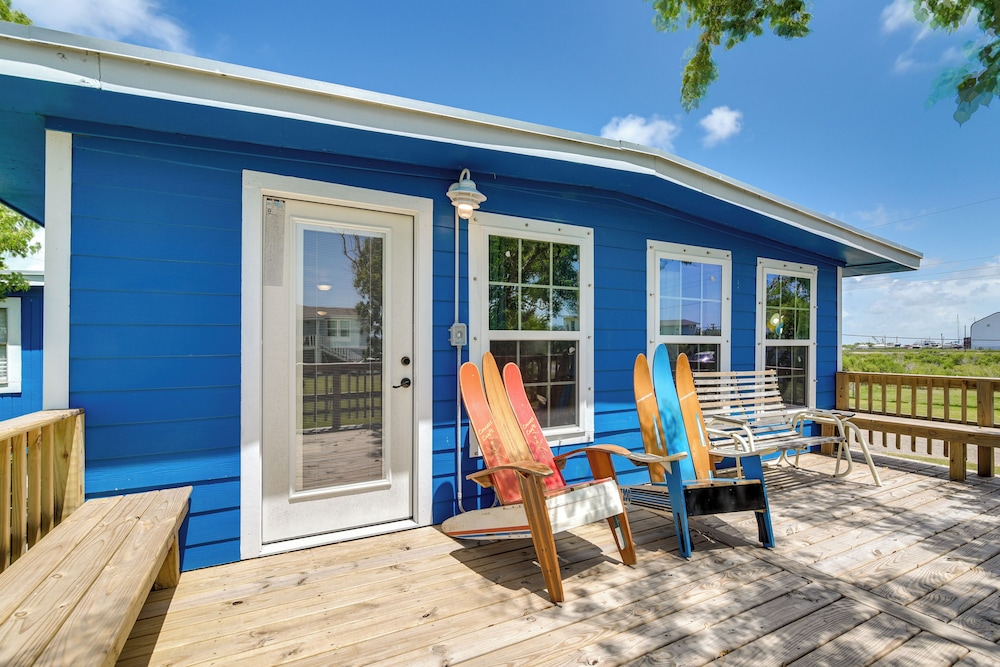 2 Mi to Public Beach: Pet-friendly Freeport Home!