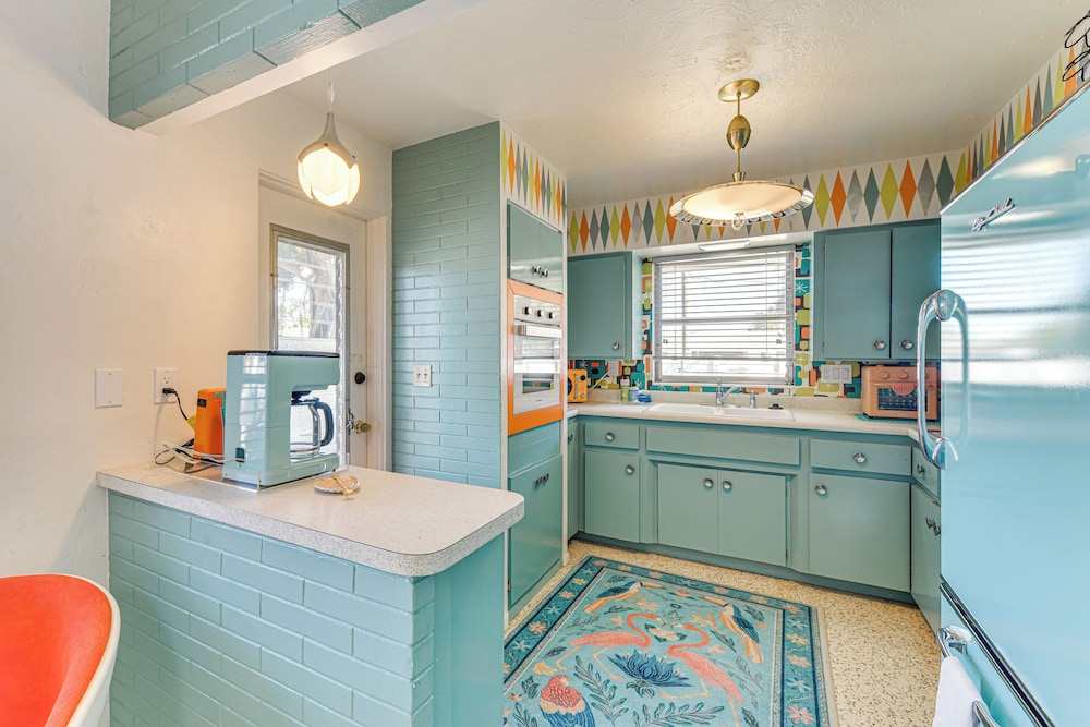 Lanai & Pet Friendly! Retro-chic Sarasota Home!