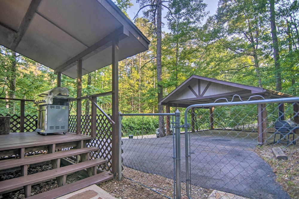 Broken Bow Oasis: Hot Tub, Fire Pit & Patio view 5