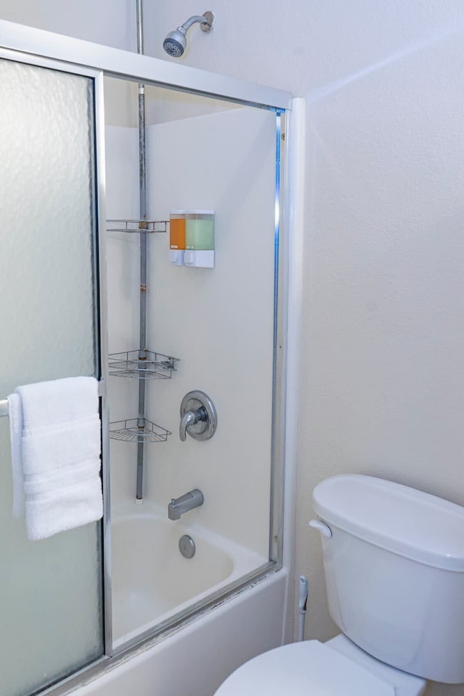 Open & Modern Pool #b Walk To Beach 2 Bedroom Condo