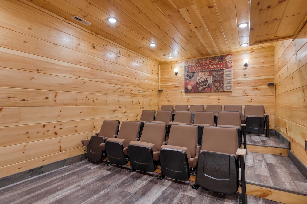 All Fun & Games by Avantstay Indoor Pool, Game Room, Theater, Mountain Views Near Pigeon Forge & Dollywood