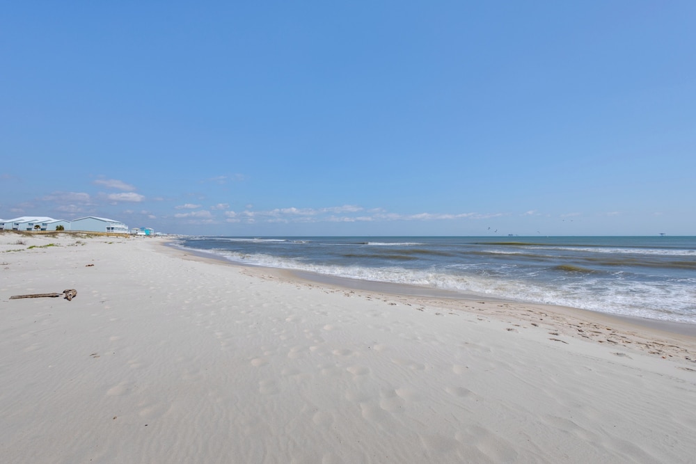 2 Mi to Beach: Condo w/ Balcony in Gulf Shores!