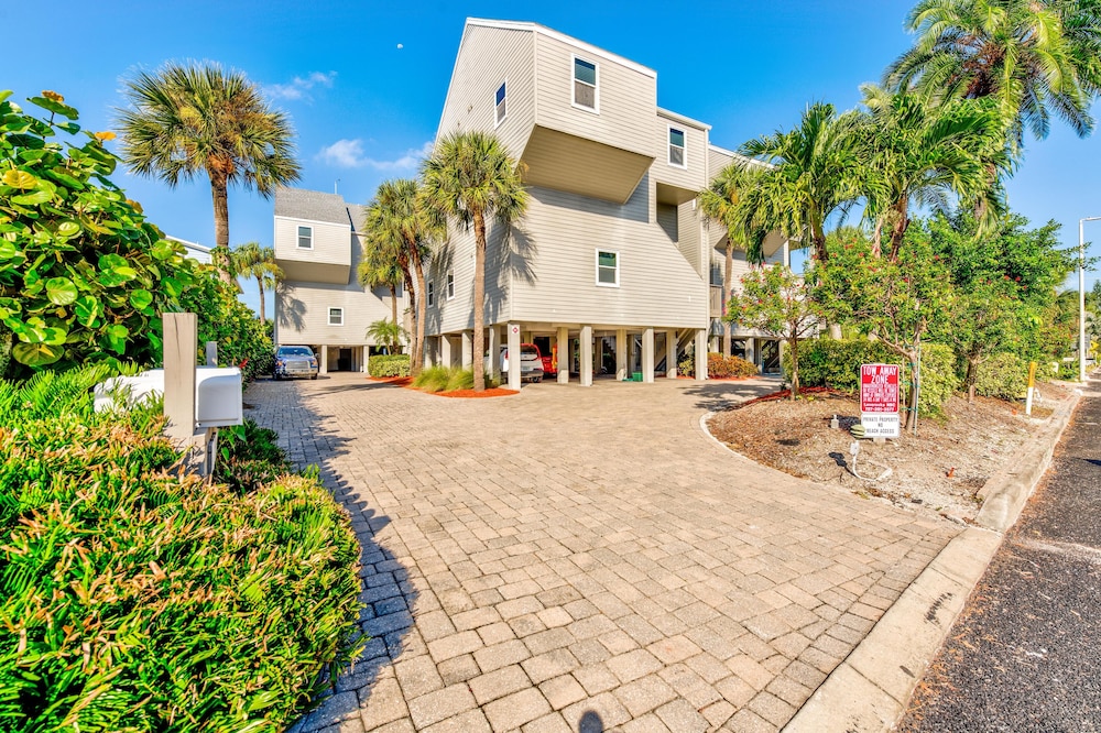 Pelican Pointe 5B