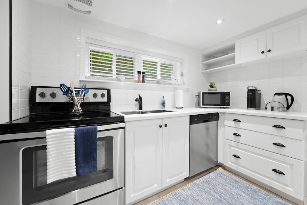 Luxurious Lower Level Apartment Closeto Downtown
