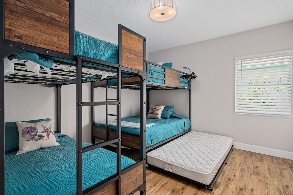 Sunset Dreams - Monthly Beach Rental 5 Bedroom Home by Redawning - Image 3