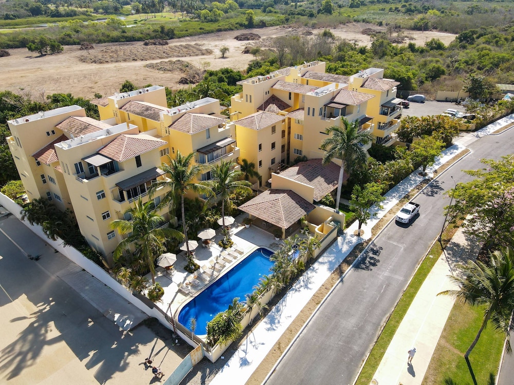 Sleeps 10 Views Beach 1 Block