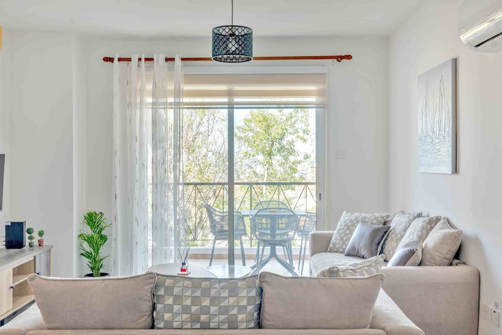 Phaedrus Living Modern City Flat Elpida