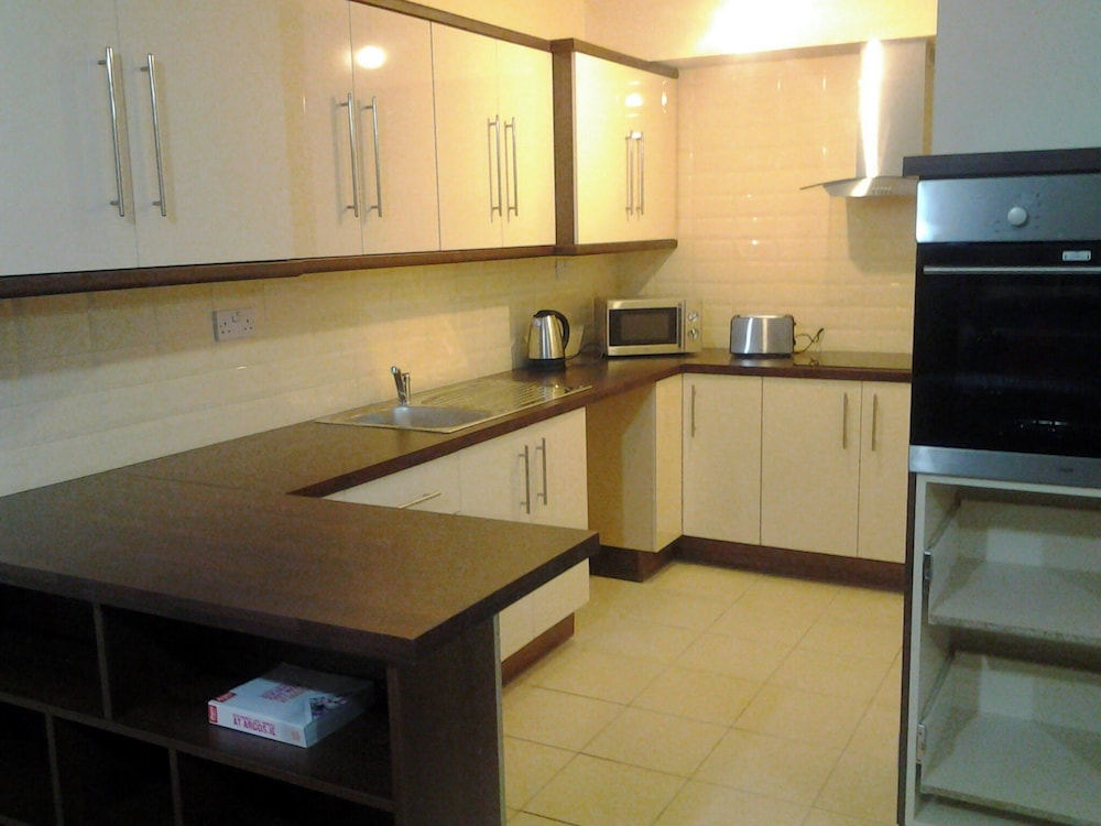 Galway 2-bed Apt, Sleeps 4, 5-min Walk to Station