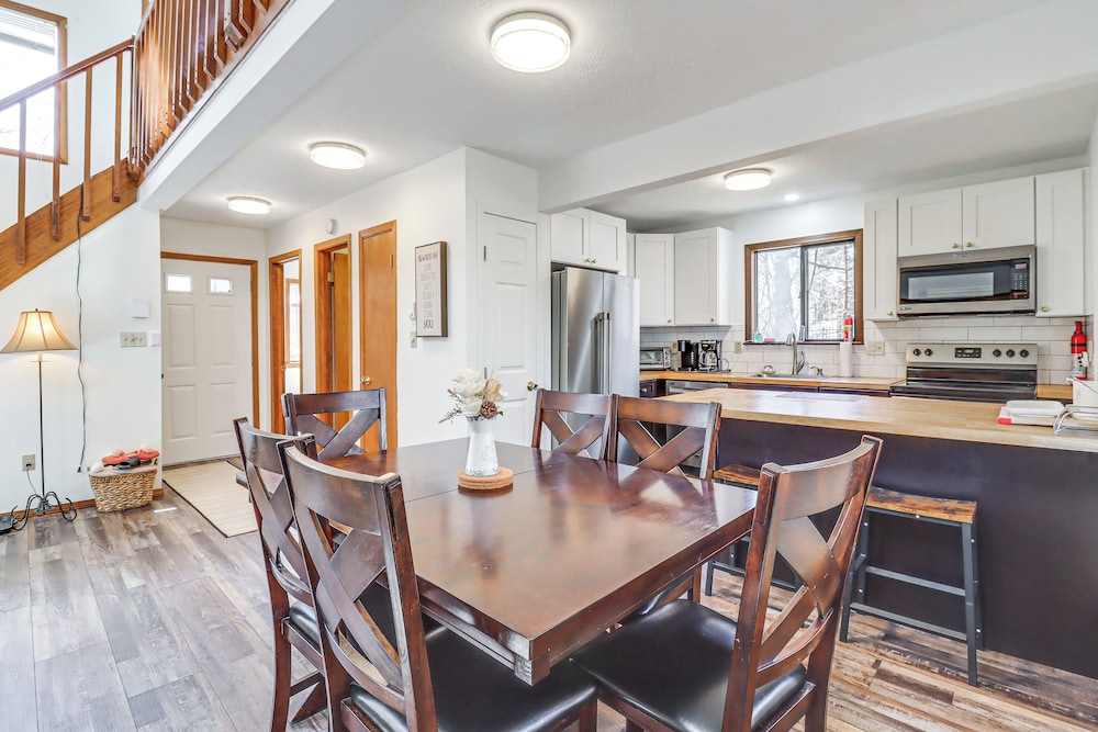 3 Mi to Tobyhanna State Park: Home w/ Serene Deck!