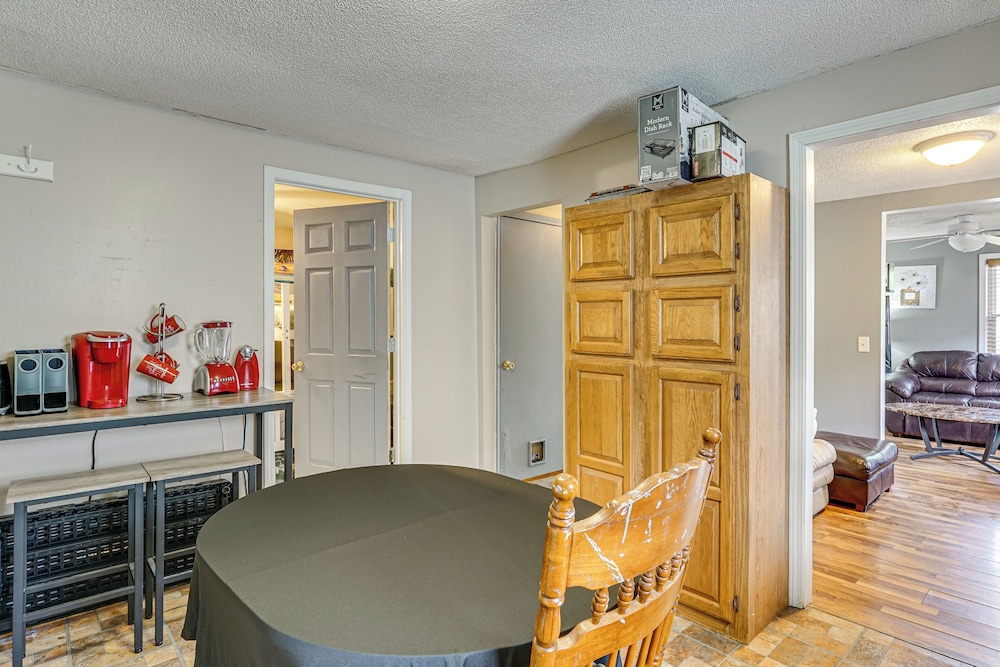 3 Mi to Dtwn Fort Wayne: Home w/ Deck & Yard!