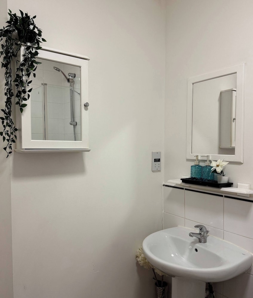 City Centre Apartment - Free Parking - Sleeps 4