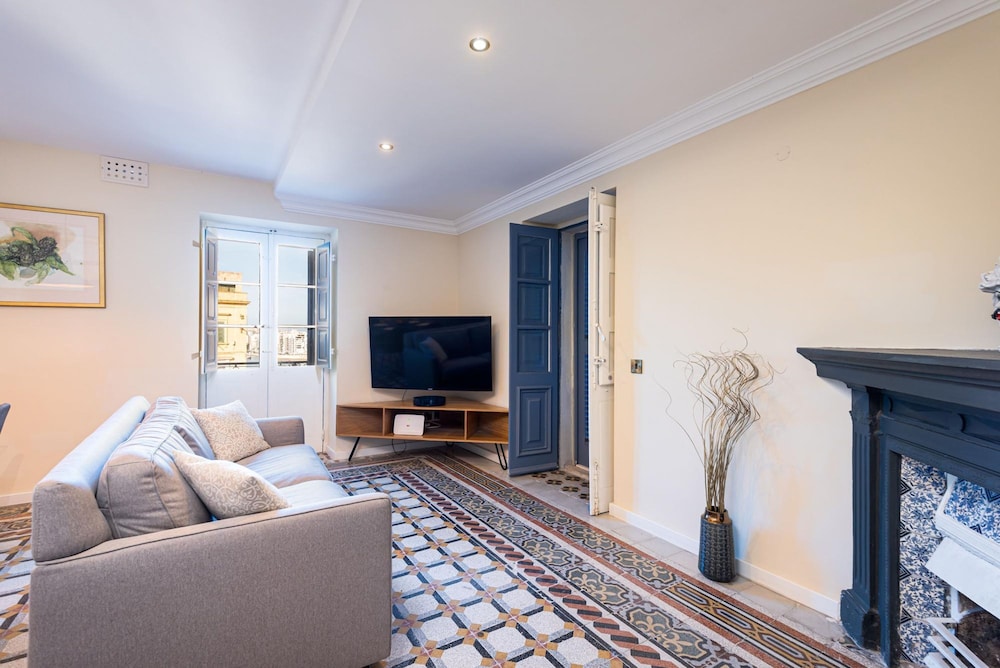 Independence Olive- 1 Bedroom - Square SEA View