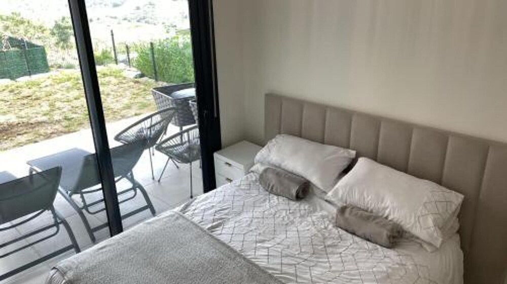6 Guests - 3 Bedrooms - Private Garden - Pool