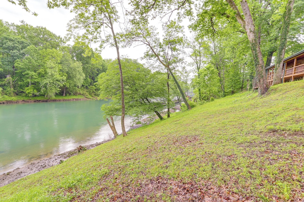 Deck & Views: Little Red River Retreat!