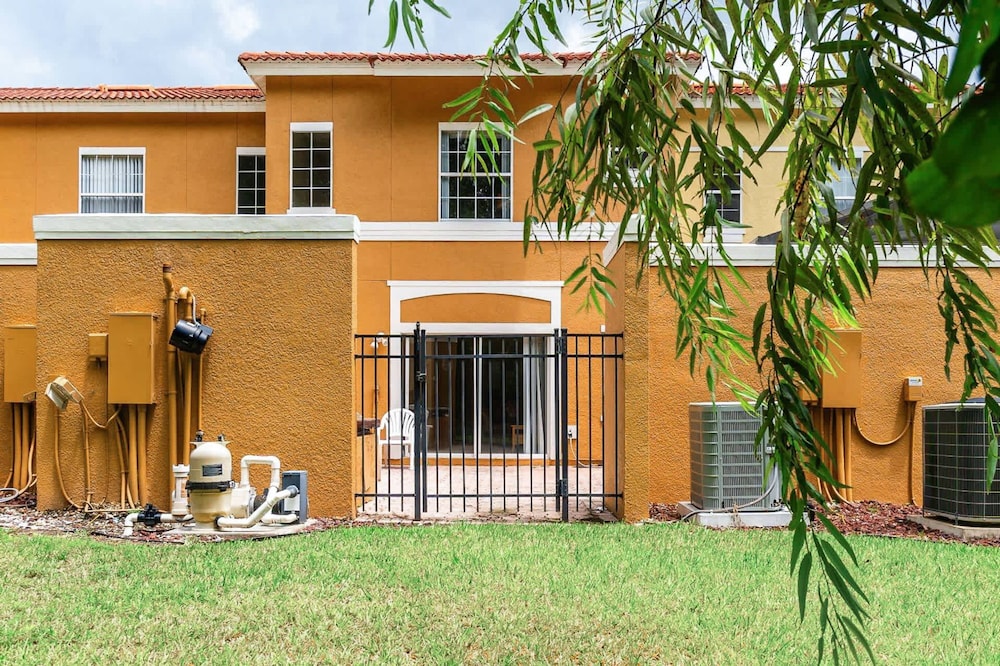 Stylish 3BR Townhouse 15 min to Disney Parks