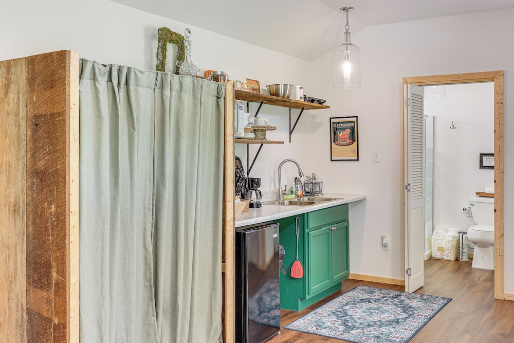 5 Mi to Lake Ouachita: Peaceful Cabin Retreat