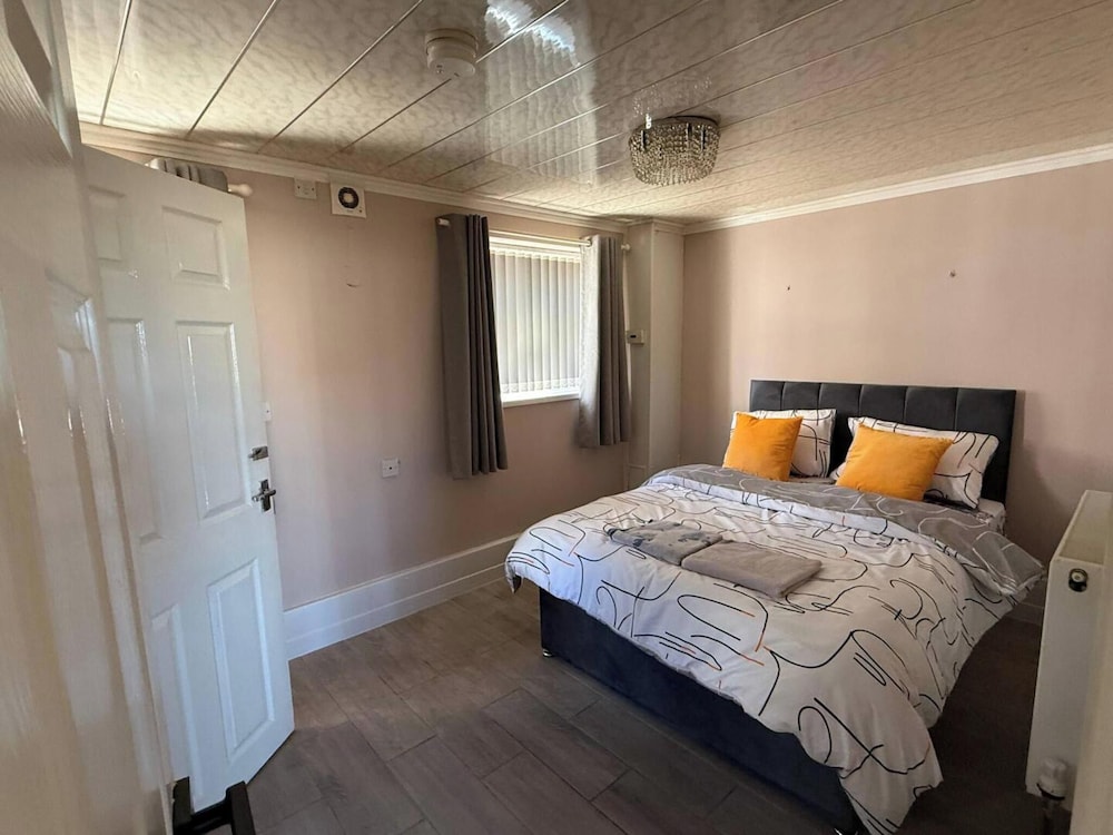 Spacious 6 Bedroom Family House