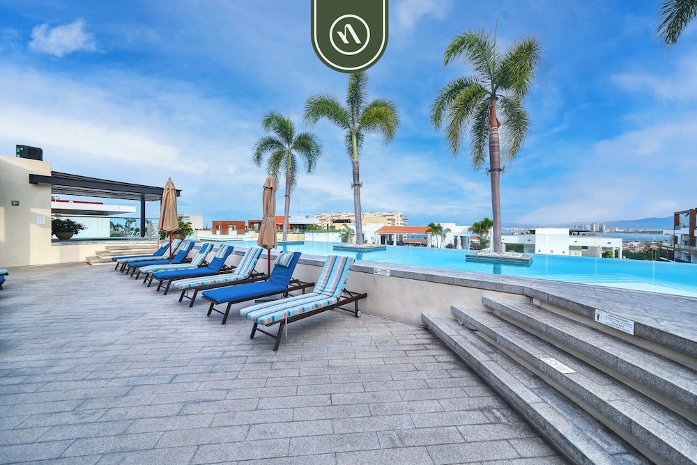 Amazing 1 BR Condo - Zona Romantica - Rooftop Pool