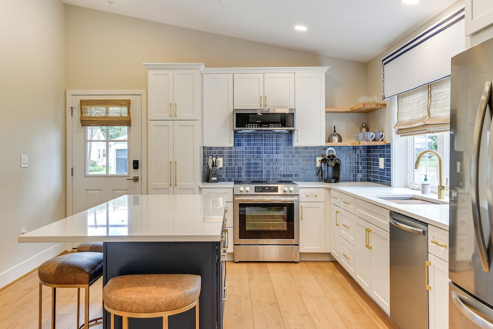 1 Block to Usna Stadium: Modern Annapolis Home!