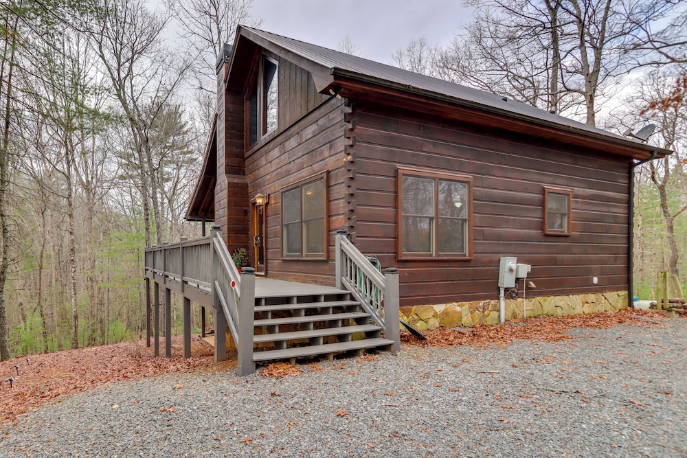 9 Mi to Dtwn Blue Ridge: Cabin w/ Deck & Grill!
