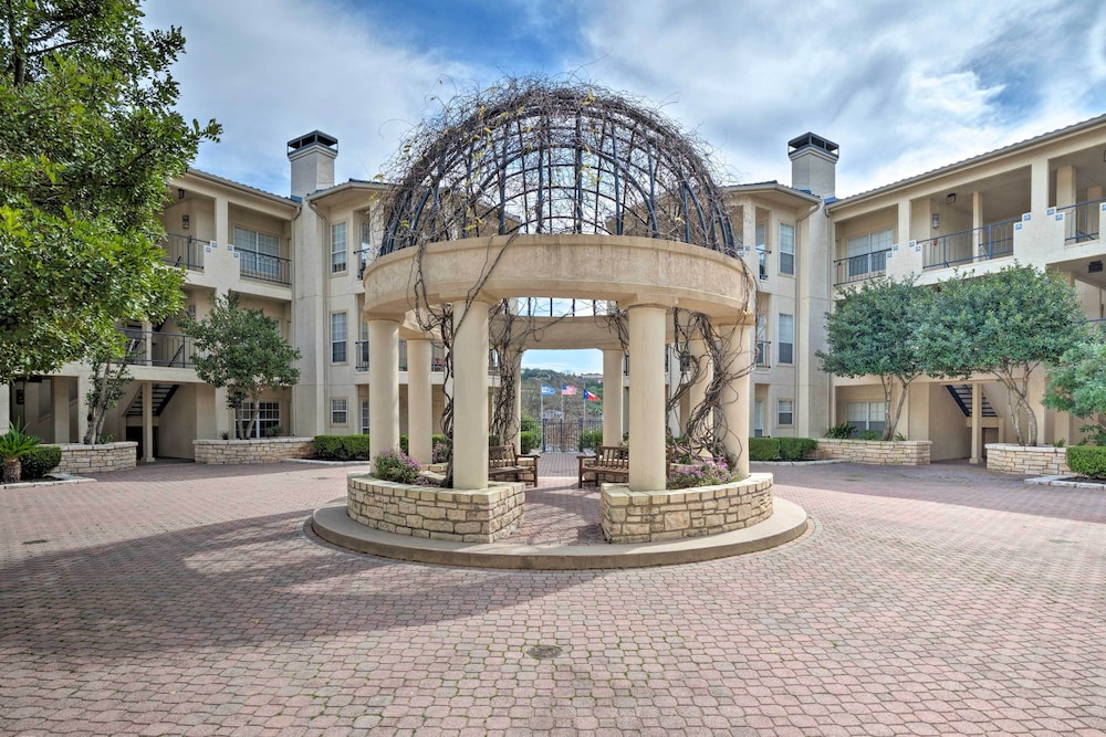 Lakefront Lago Vista Condo w/ Resort Amenities! - Property Image 2