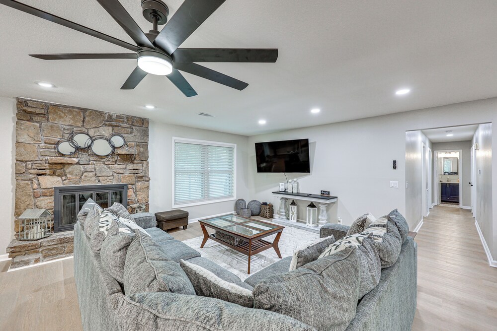 Walk to Lake Desoto: Hot Springs Village Retreat!