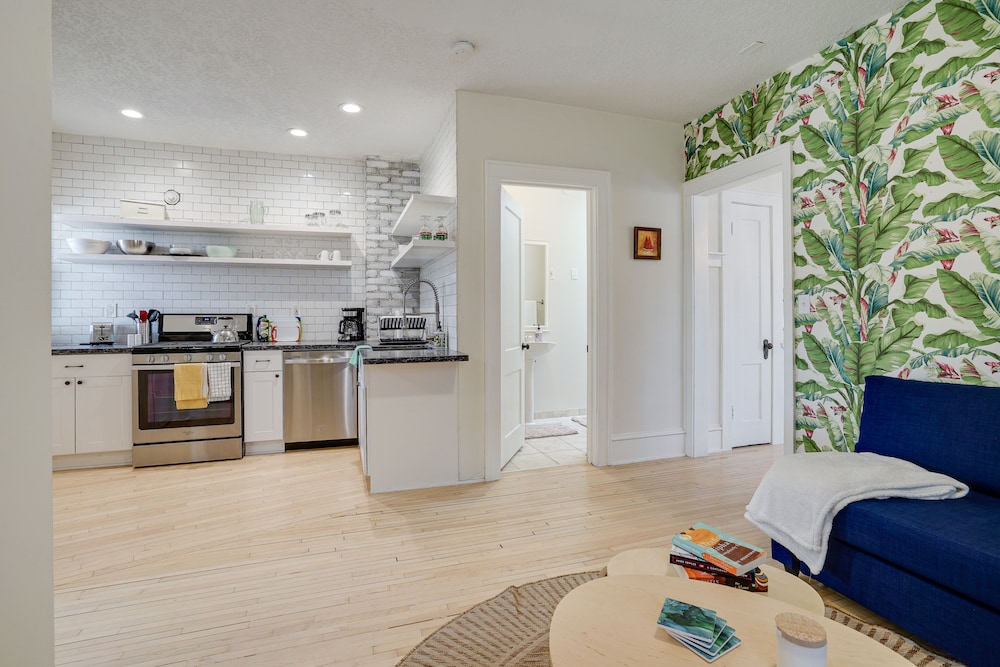 Bright Minneapolis Apartment - 1 Mi to Downtown!