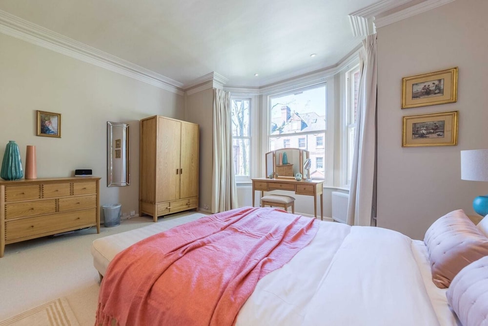Homely 2 Bedroom Victorian Apartment in Hampstead
