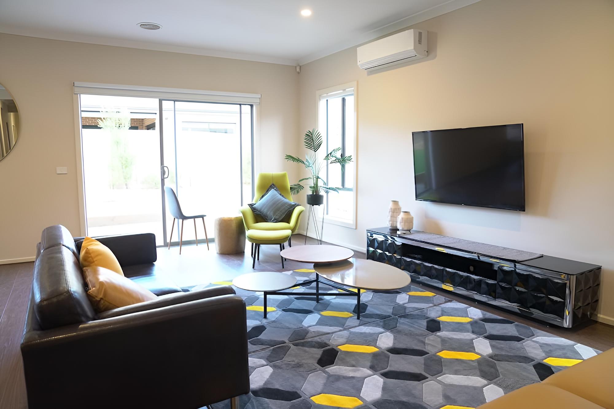Beautiful big House in Melbourne view 3