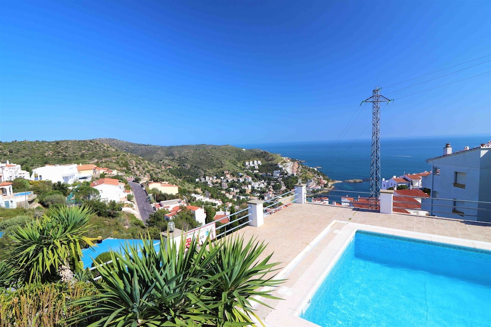 Apartment in Roses Near Waterfront & Mountains