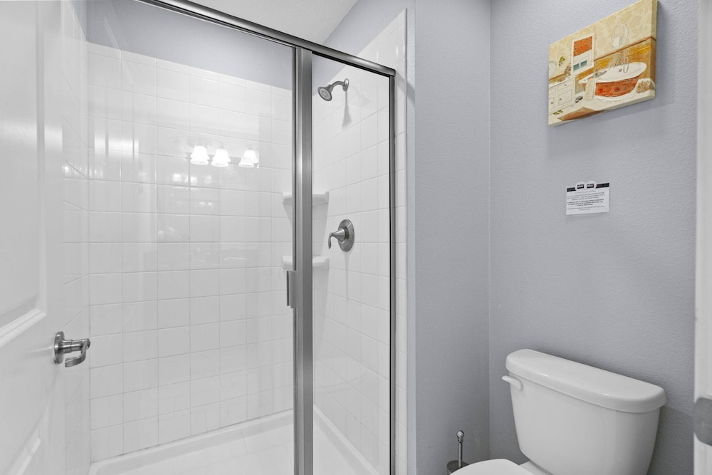 Spacious 4BR Townhome With Pool at Storey Lake