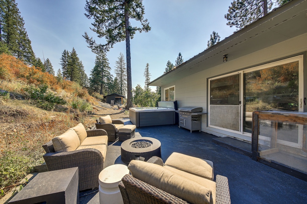 Sandpoint Vacations - Chic Idaho Retreat w/ Hot Tub, Grill  Pool Table! - Property Image 1