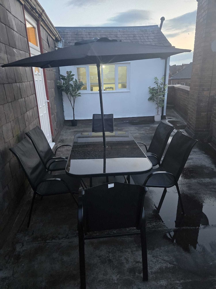 Charming Wolverhampton Apartment With Private Entrance