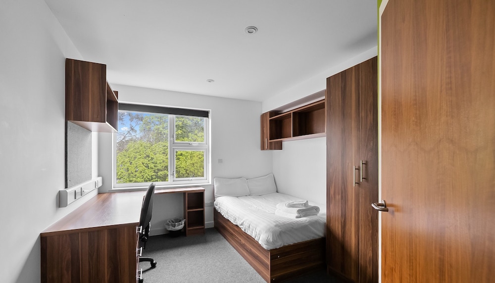 5 Bed Apartment @ Derriford Stays by Pureserviced