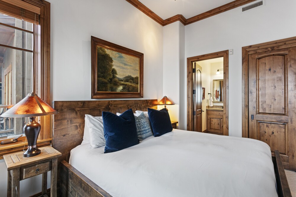 Grand Lodge - Three Bedroom #201 - Ski-in/ski-out 3 Condo