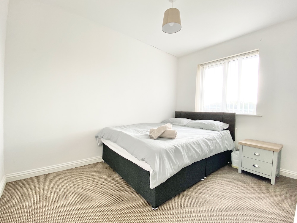 Ammaculate 3 Bedroom Property Near Caltic Manor view 3