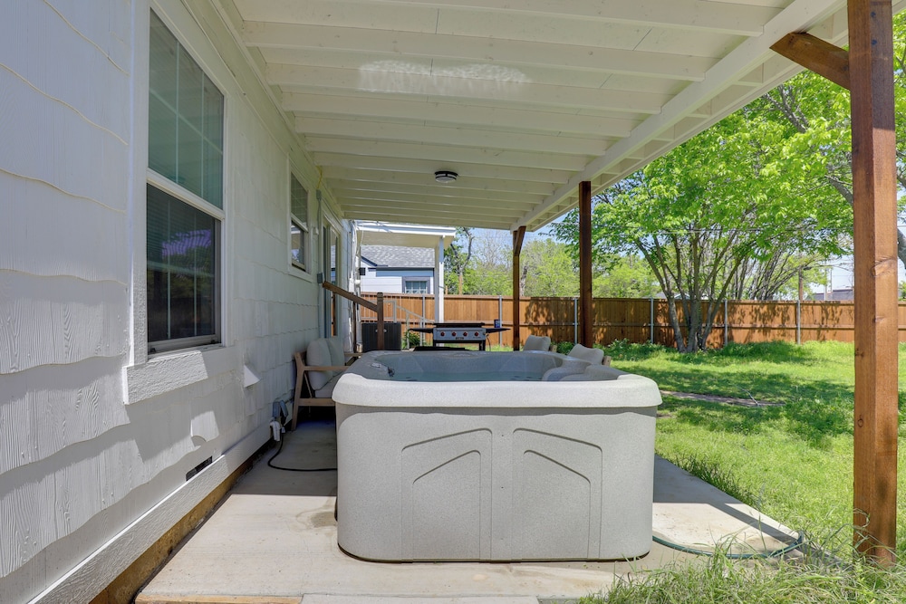 Walk to Cowboys Games: Arlington Home w/ Yard!