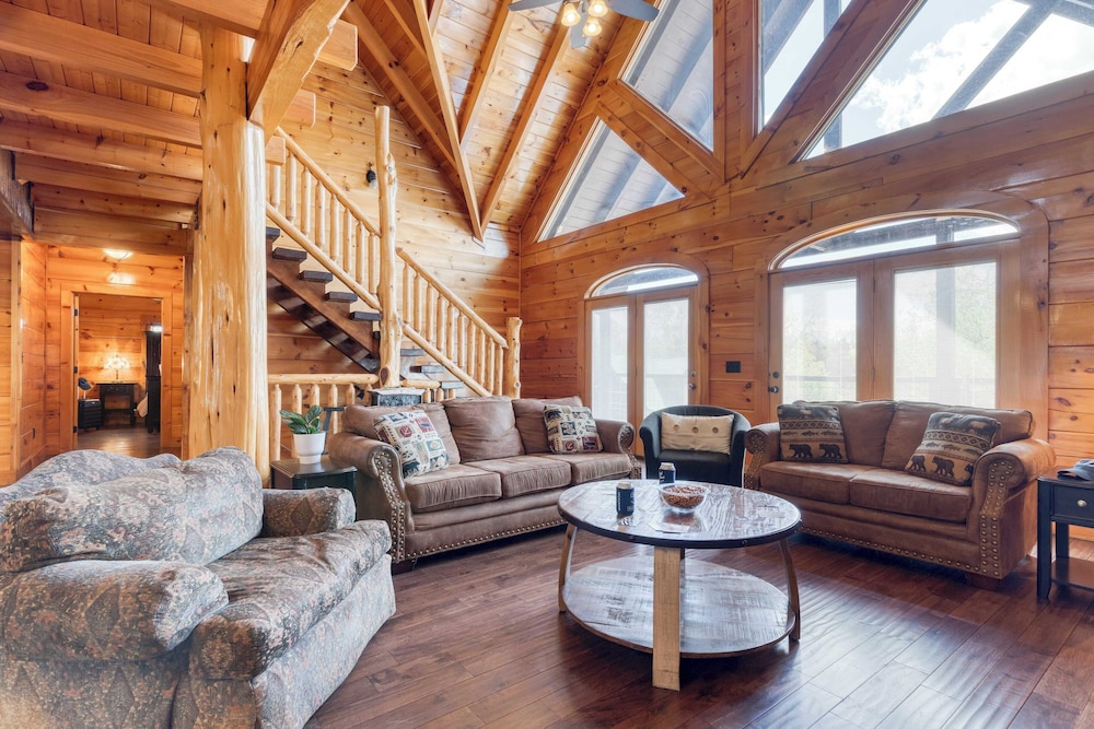 Luxury Cabin Sleeps 19 Game Room, Hot Tub Dollywood Alpine Mountain Lodge