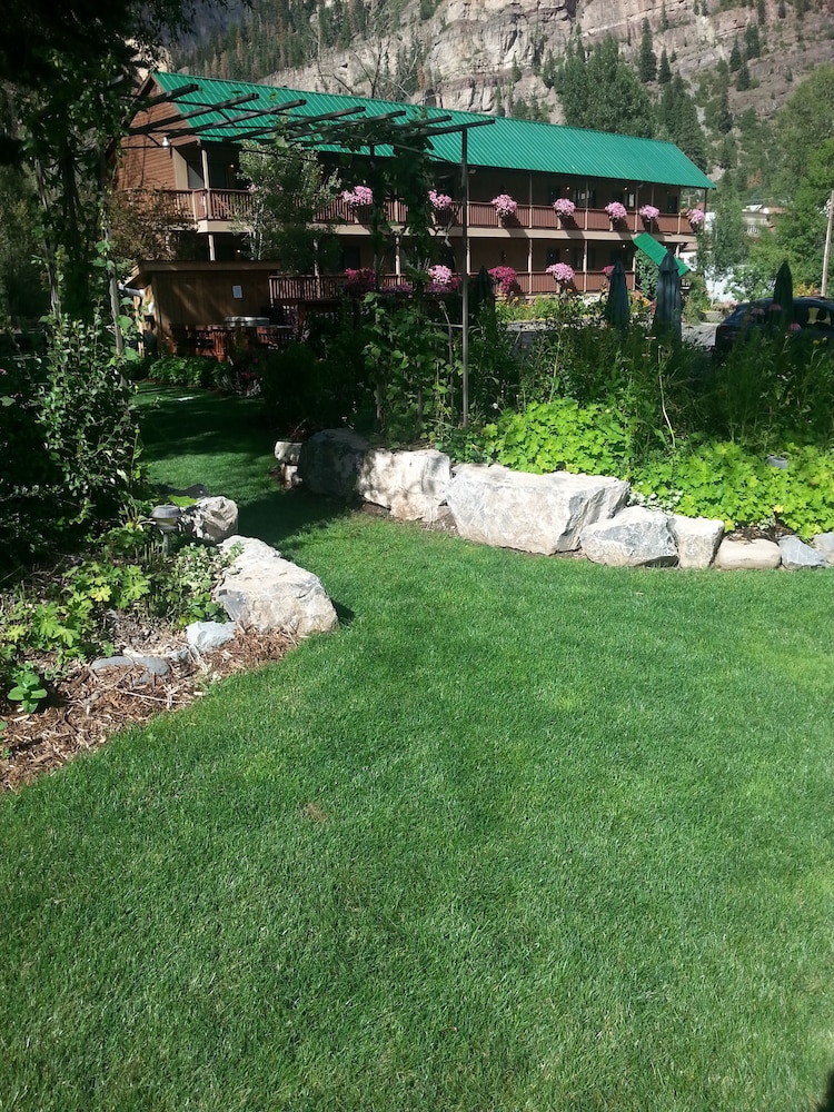 The River's Edge Motel Lodge & Resort