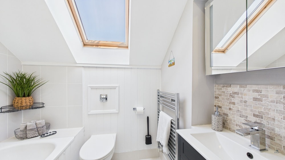 Charming 2-bed Family Cottage Your West Bay Retreat
