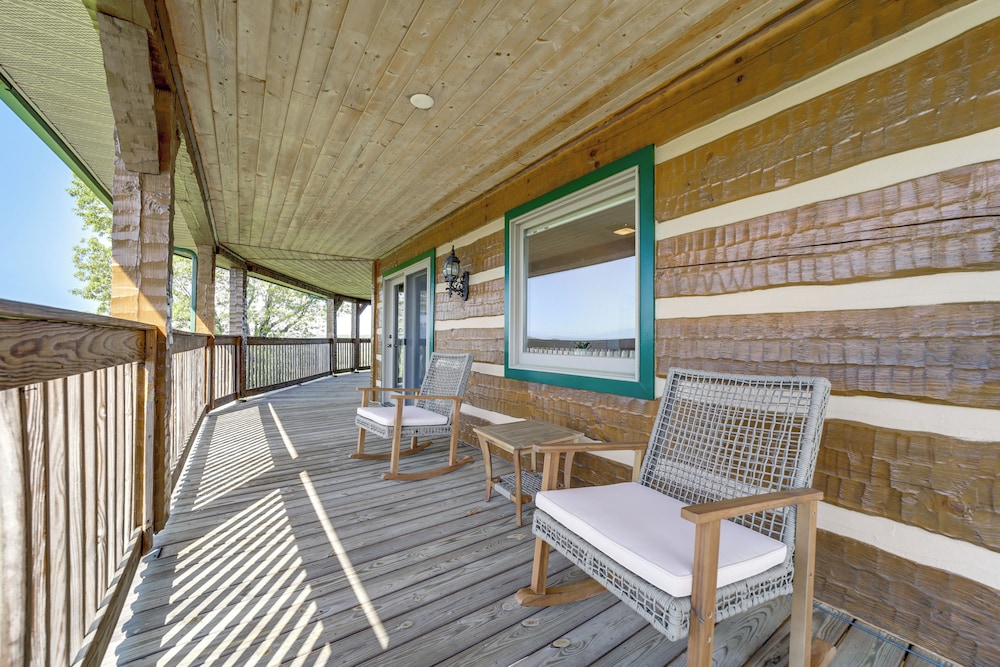 Panoramic Mtn Views: Spacious Tennessee Home!