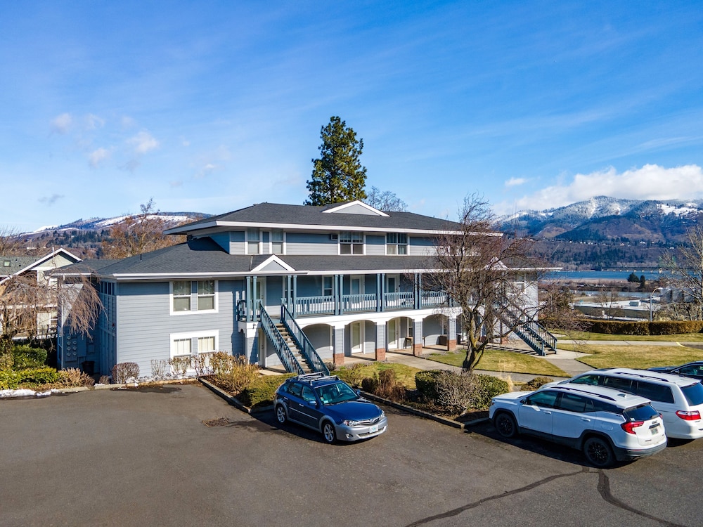 Alley's 22 Condo with Direct Deck Access by RedAwning view 4