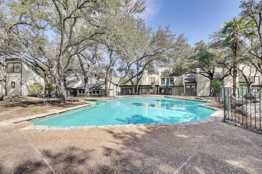 Family Retreat 1/2 Mi to Lake Travis: Pets Welcome